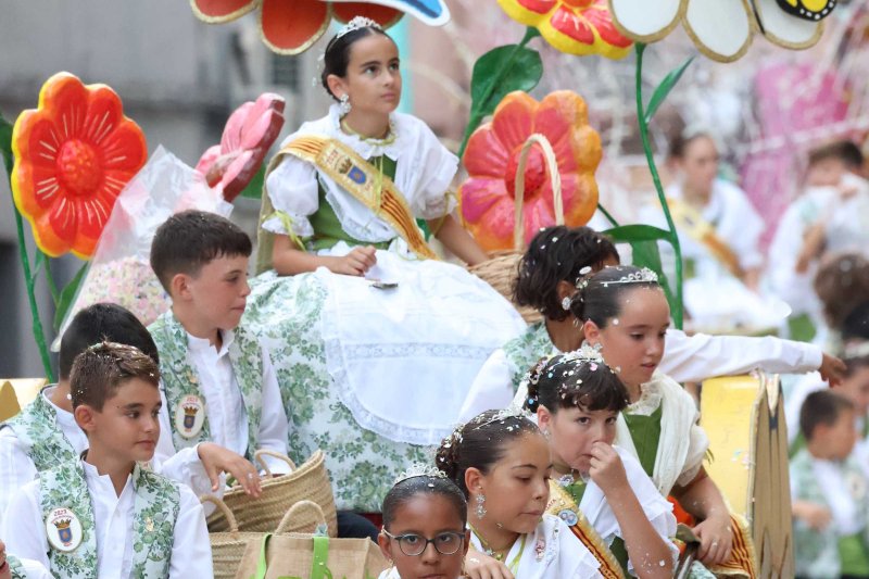 Les carrosses de Gata omplin el recorregut d’enginy, confeti,… i crítiques per l’entrada de bous “sorpresa” Les carrosses de Gata omplin el recorregut d’enginy, confeti,… i crítiques per l’entrada de bous “sorpresa”